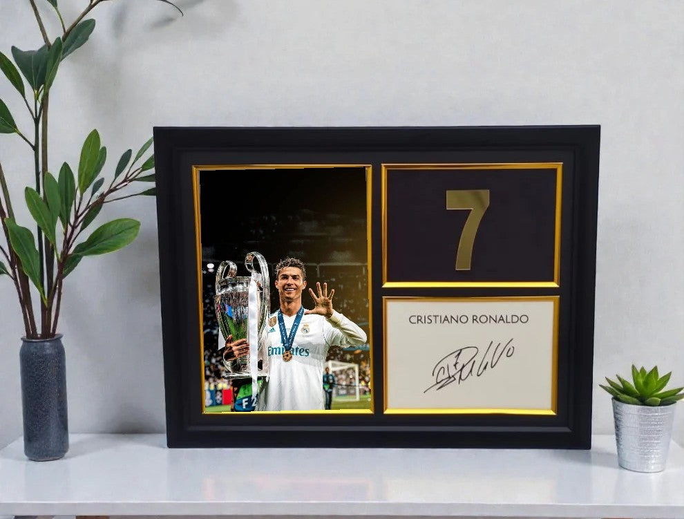 RONALDO SIGNED FRAME UCL EDITION 40X30CM