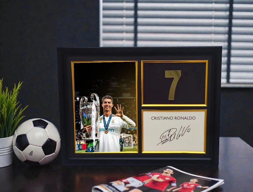 RONALDO SIGNED FRAME UCL EDITION 40X30CM