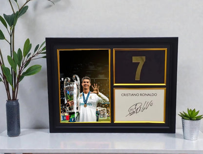 RONALDO SIGNED FRAME UCL EDITION 40X30CM