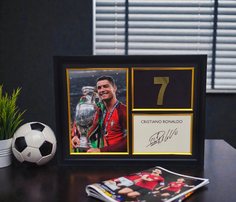 RONALDO SIGNED FRAME GOLD EDITION 40X30CM